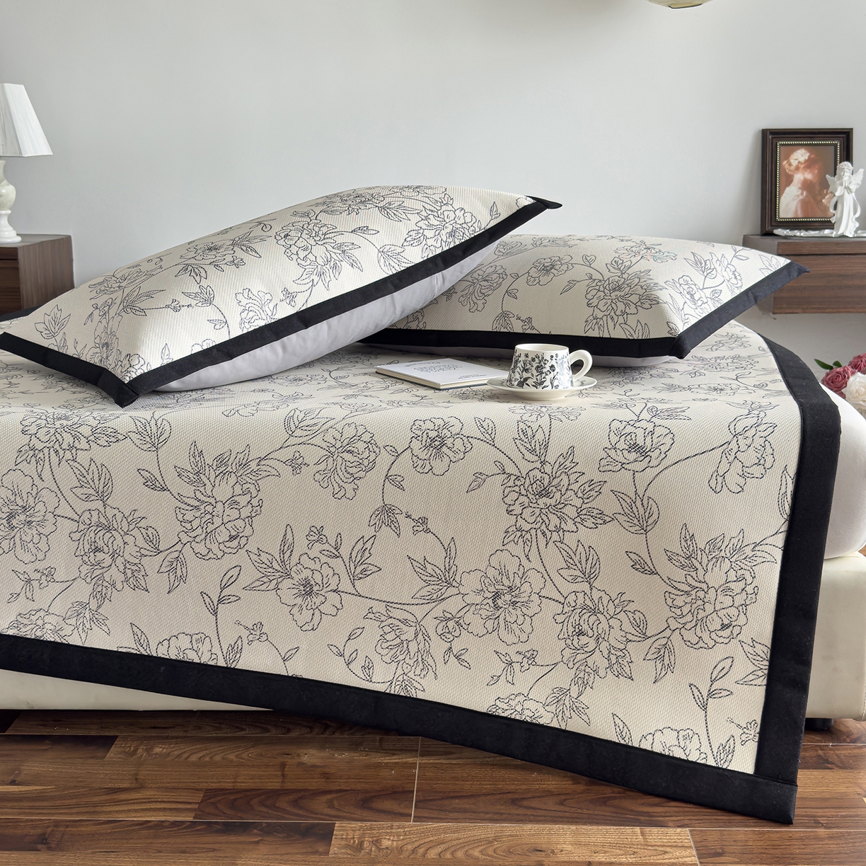 91家纺网 家纺一手货源 找家纺 圣比熊 2026新款高织密高品质印花冰藤凉席席子三件套 素描牡丹-床席款