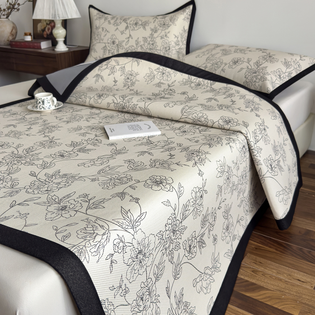 91家纺网 家纺一手货源 找家纺 圣比熊 2026新款高织密高品质印花冰藤凉席席子三件套 素描牡丹-床席款