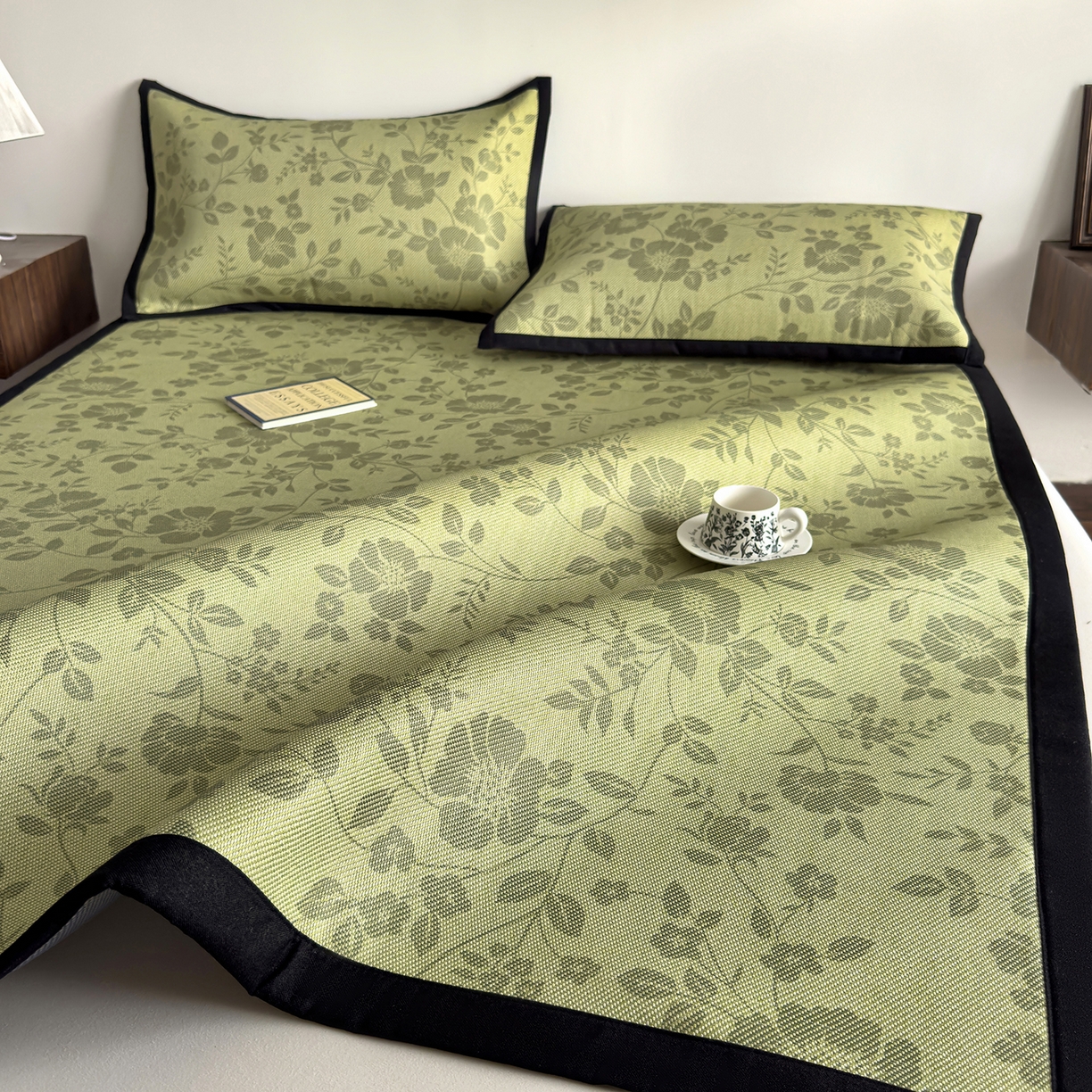 91家纺网 家纺一手货源 找家纺 圣比熊 2026新款高织密高品质印花冰藤凉席席子三件套 苔青花屿-床席款