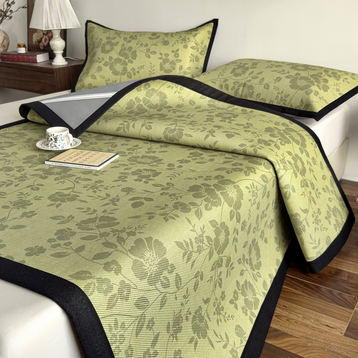 91家纺网 家纺一手货源 找家纺 圣比熊 2026新款高织密高品质印花冰藤凉席席子三件套 苔青花屿-床席款