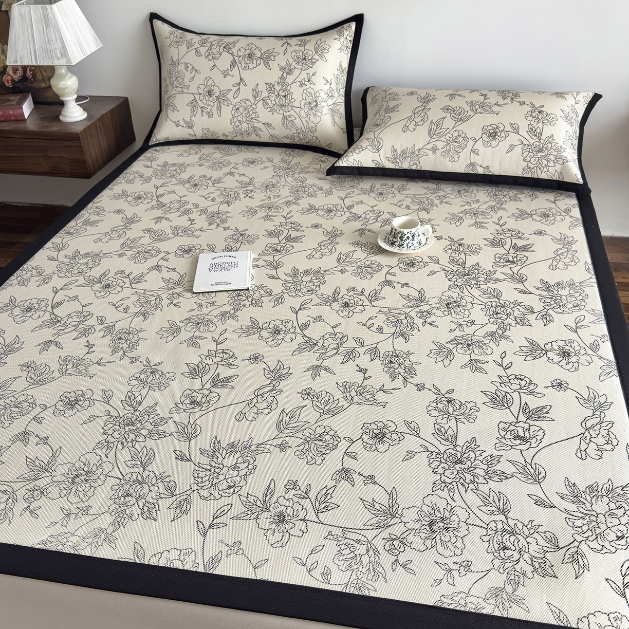 91家纺网 家纺一手货源 找家纺 圣比熊 2026新款高织密高品质印花冰藤凉席席子三件套 素描牡丹-床席款