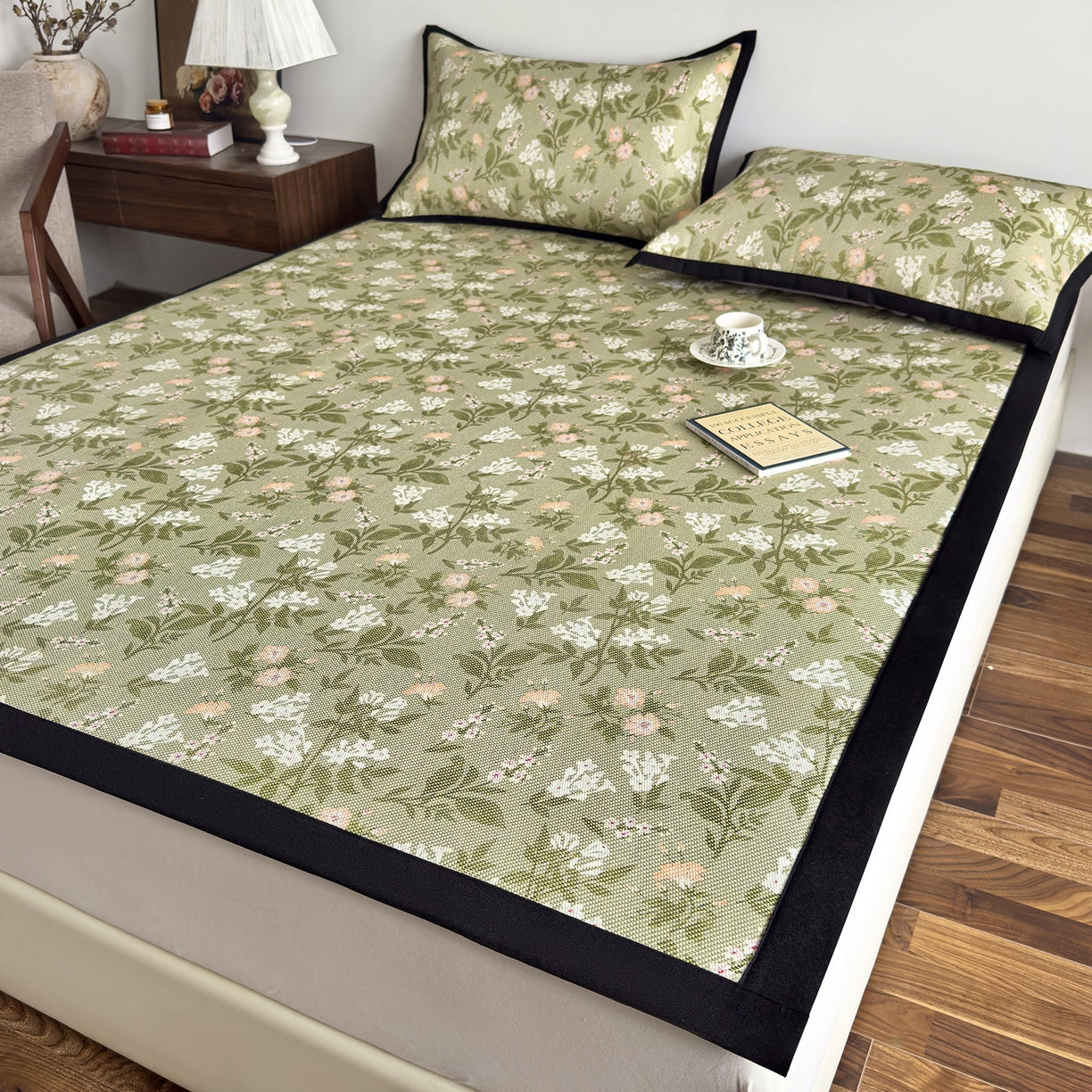 91家纺网 家纺一手货源 找家纺 圣比熊 2026新款高织密高品质印花冰藤凉席席子三件套 清醒小花-床席款