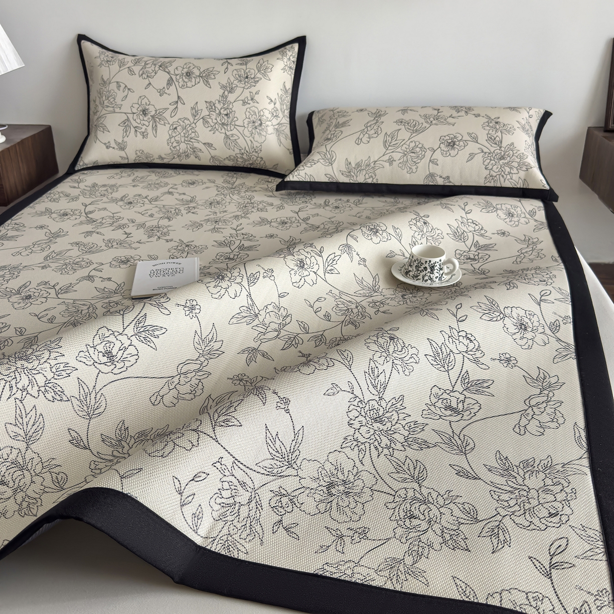 91家纺网 家纺一手货源 找家纺 圣比熊 2026新款高织密高品质印花冰藤凉席席子三件套 素描牡丹-床席款