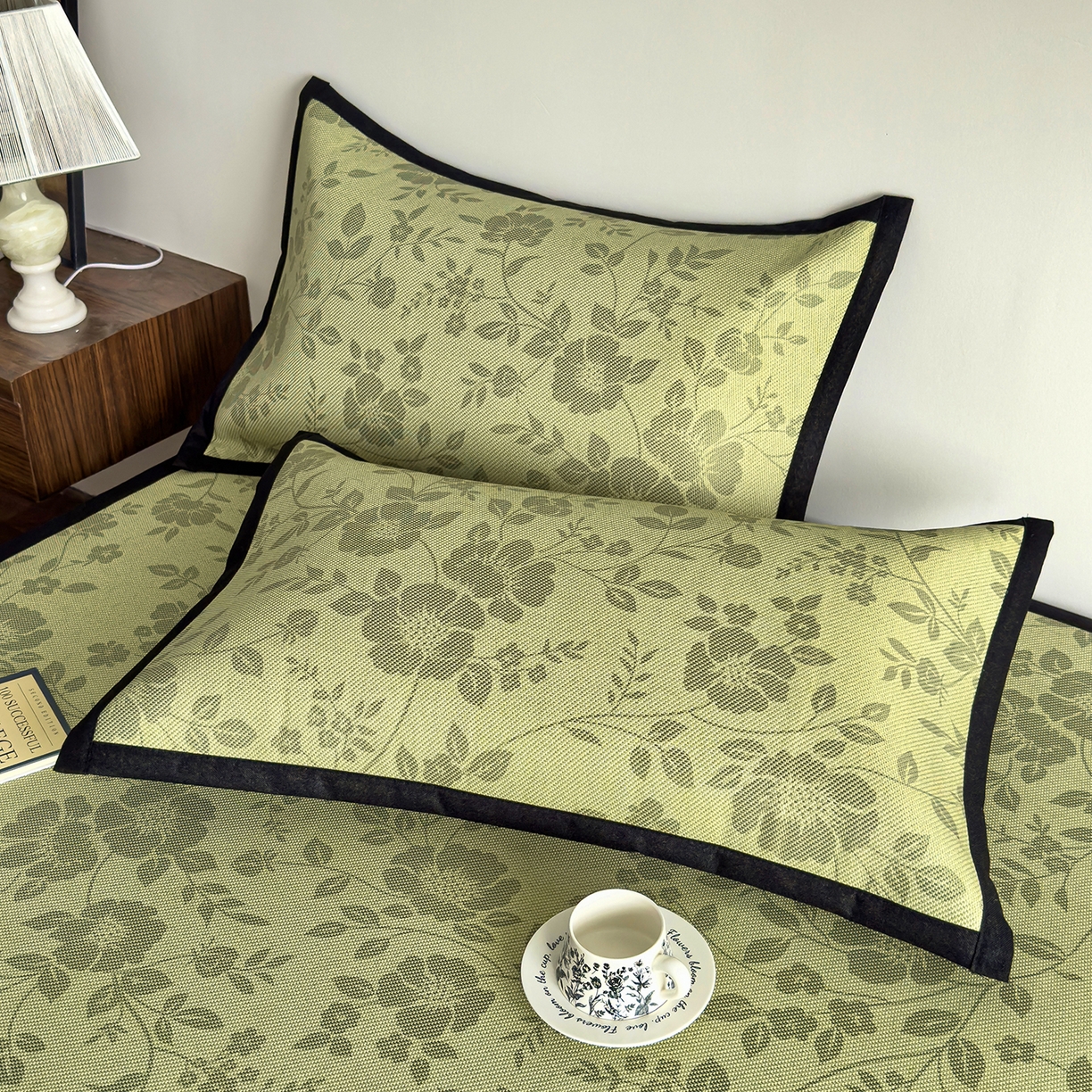 91家纺网 家纺一手货源 找家纺 圣比熊 2026新款高织密高品质印花冰藤凉席席子三件套 苔青花屿-床席款