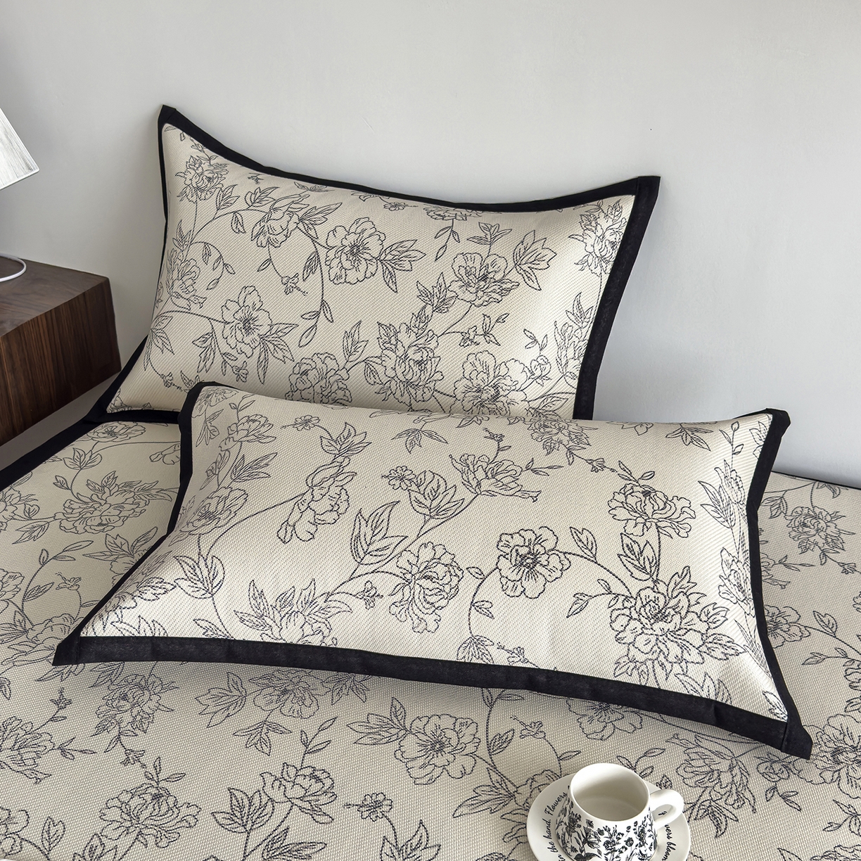 91家纺网 家纺一手货源 找家纺 圣比熊 2026新款高织密高品质印花冰藤凉席席子三件套 素描牡丹-床席款