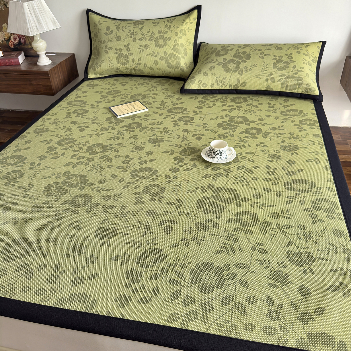 91家纺网 家纺一手货源 找家纺 圣比熊 2026新款高织密高品质印花冰藤凉席席子三件套 苔青花屿-床席款