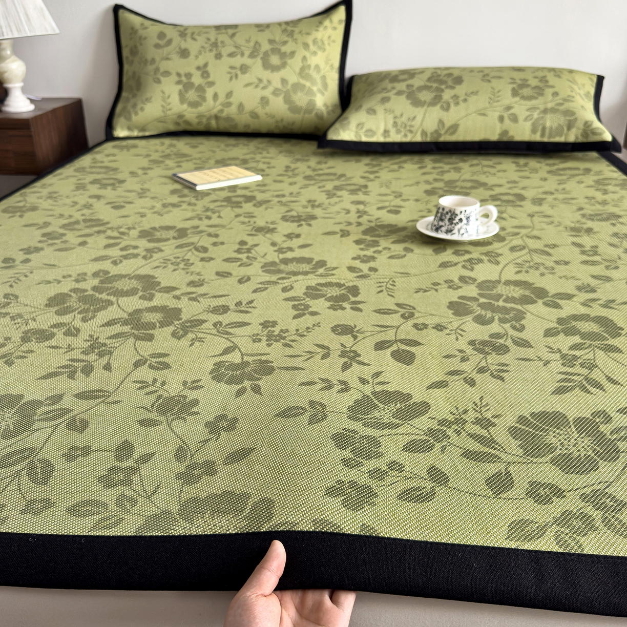 91家纺网 家纺一手货源 找家纺 圣比熊 2026新款高织密高品质印花冰藤凉席席子三件套 苔青花屿-床席款