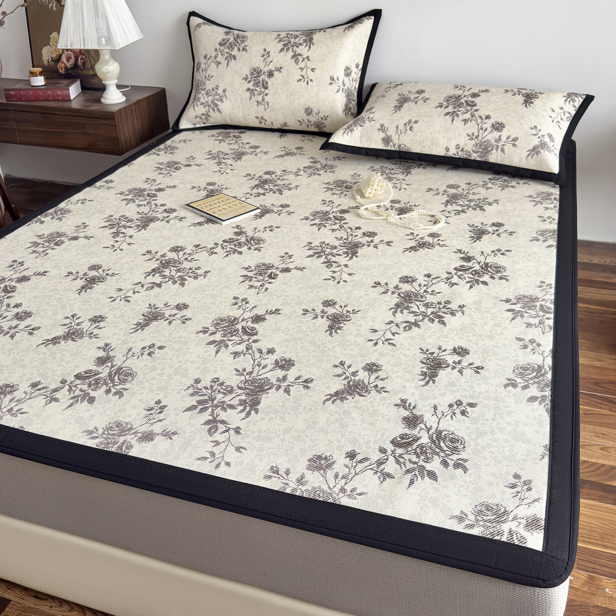 91家纺网 家纺一手货源 找家纺 圣比熊 2026新款高织密高品质印花冰藤凉席席子三件套 复古玫瑰-床笠款