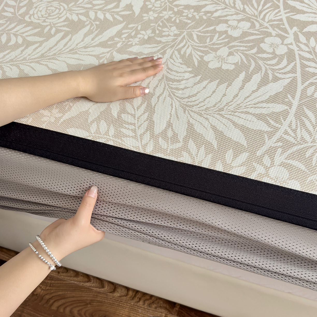 91家纺网 家纺一手货源 找家纺 圣比熊 2026新款高织密高品质印花冰藤凉席席子三件套 卡其叶纹-床笠款