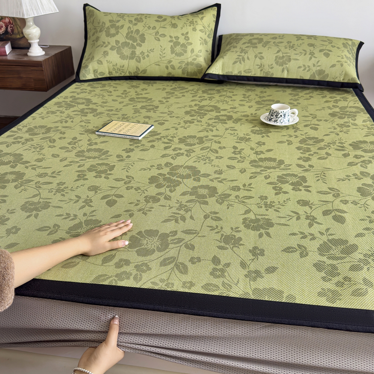 91家纺网 家纺一手货源 找家纺 圣比熊 2026新款高织密高品质印花冰藤凉席席子三件套 苔青花屿-床笠款