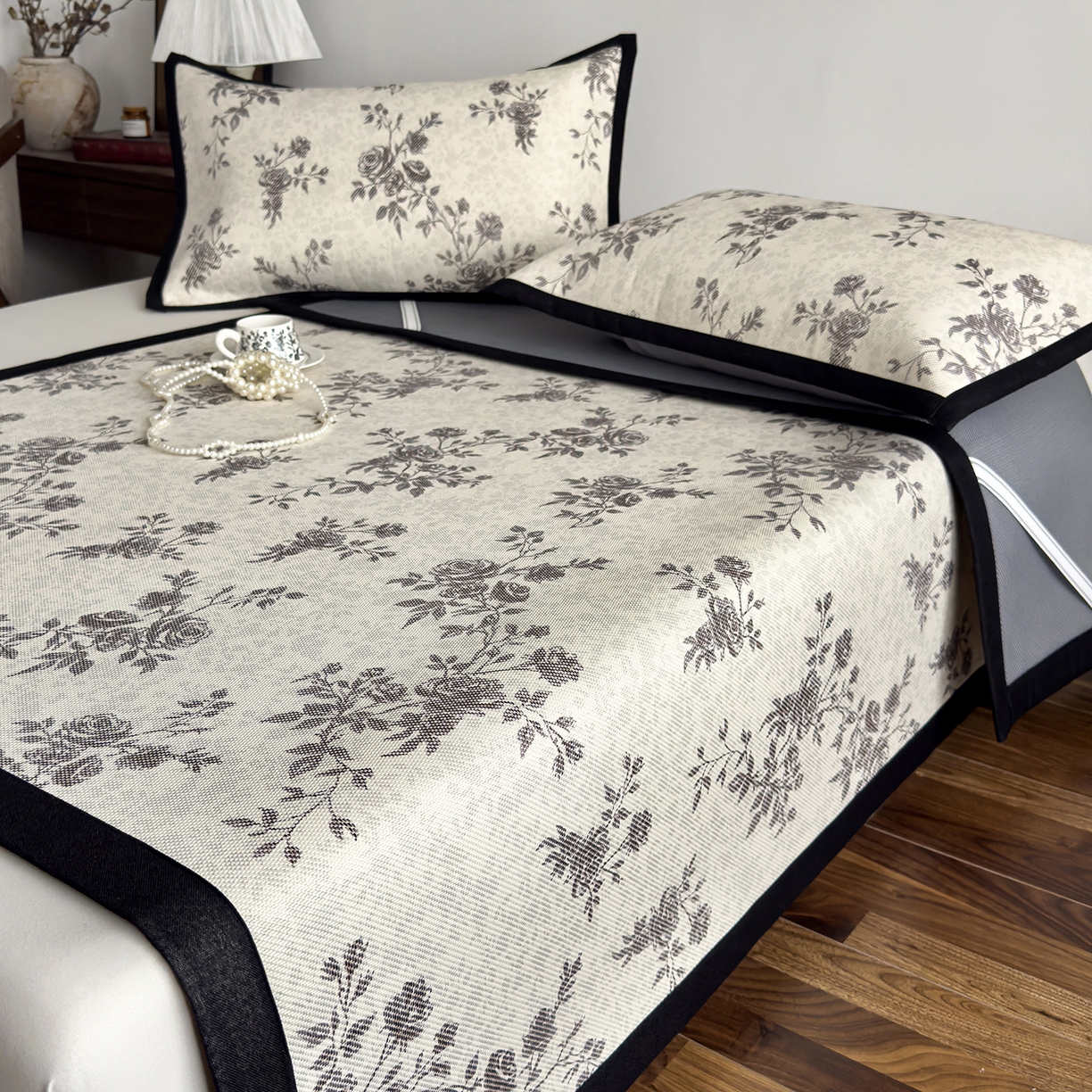 91家纺网 家纺一手货源 找家纺 圣比熊 2026新款高织密高品质印花冰藤凉席席子三件套 复古玫瑰-床席款