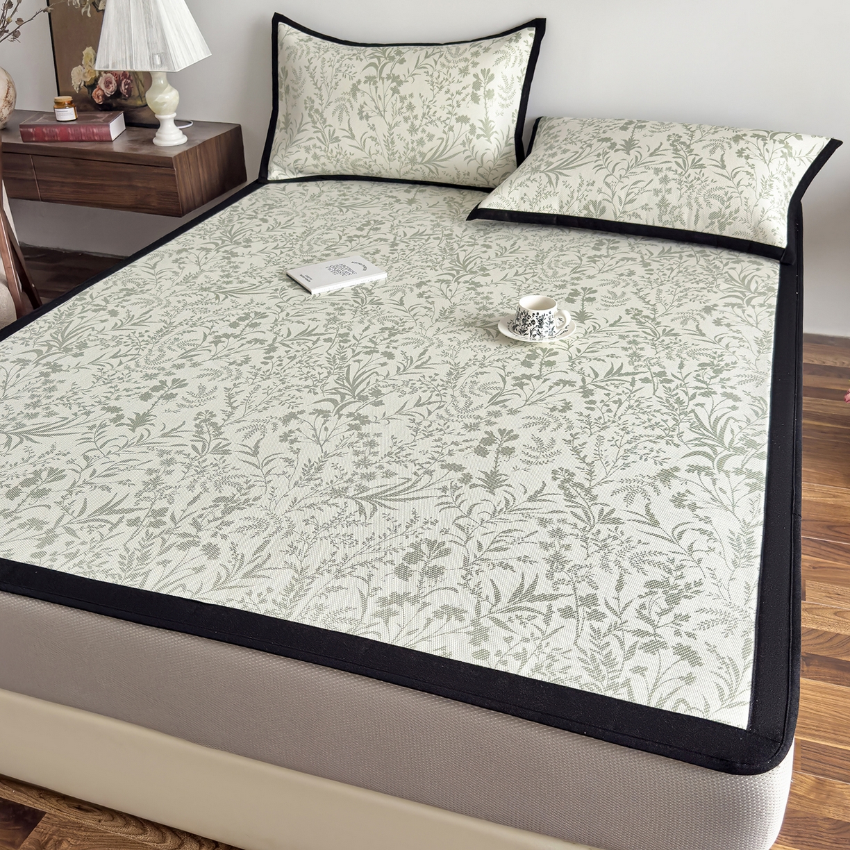 91家纺网 家纺一手货源 找家纺 圣比熊 2026新款高织密高品质印花冰藤凉席席子三件套 浅绿山野-床笠款