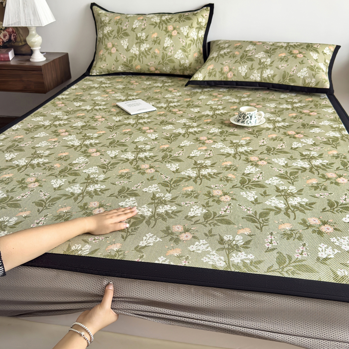 91家纺网 家纺一手货源 找家纺 圣比熊 2026新款高织密高品质印花冰藤凉席席子三件套 清醒小花-床笠款