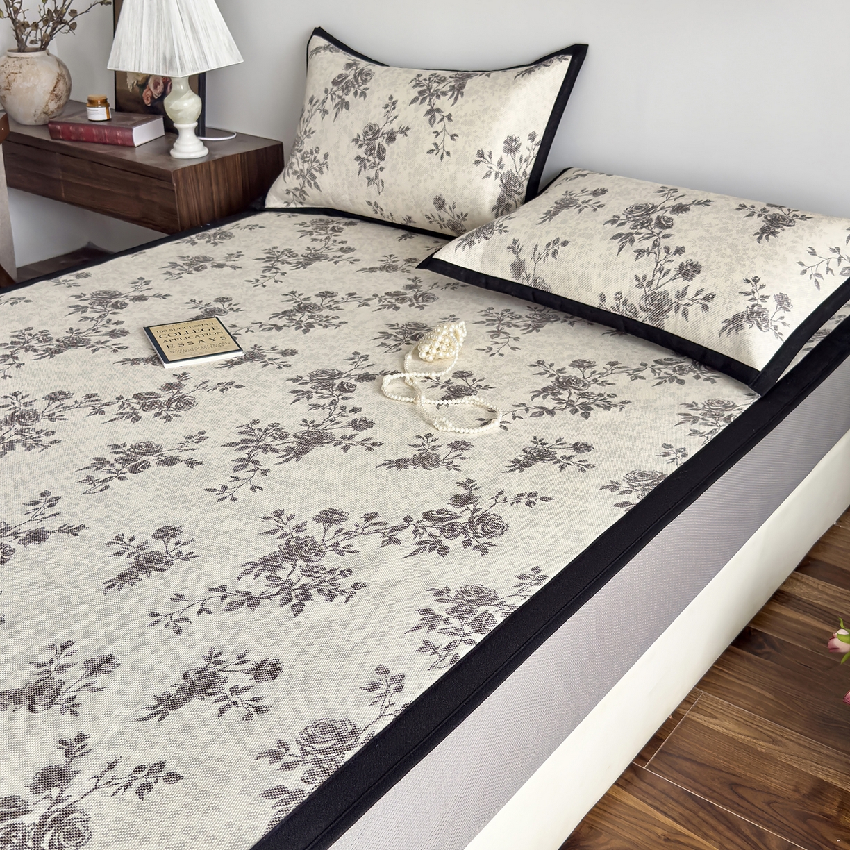 91家纺网 家纺一手货源 找家纺 圣比熊 2026新款高织密高品质印花冰藤凉席席子三件套 复古玫瑰-床笠款