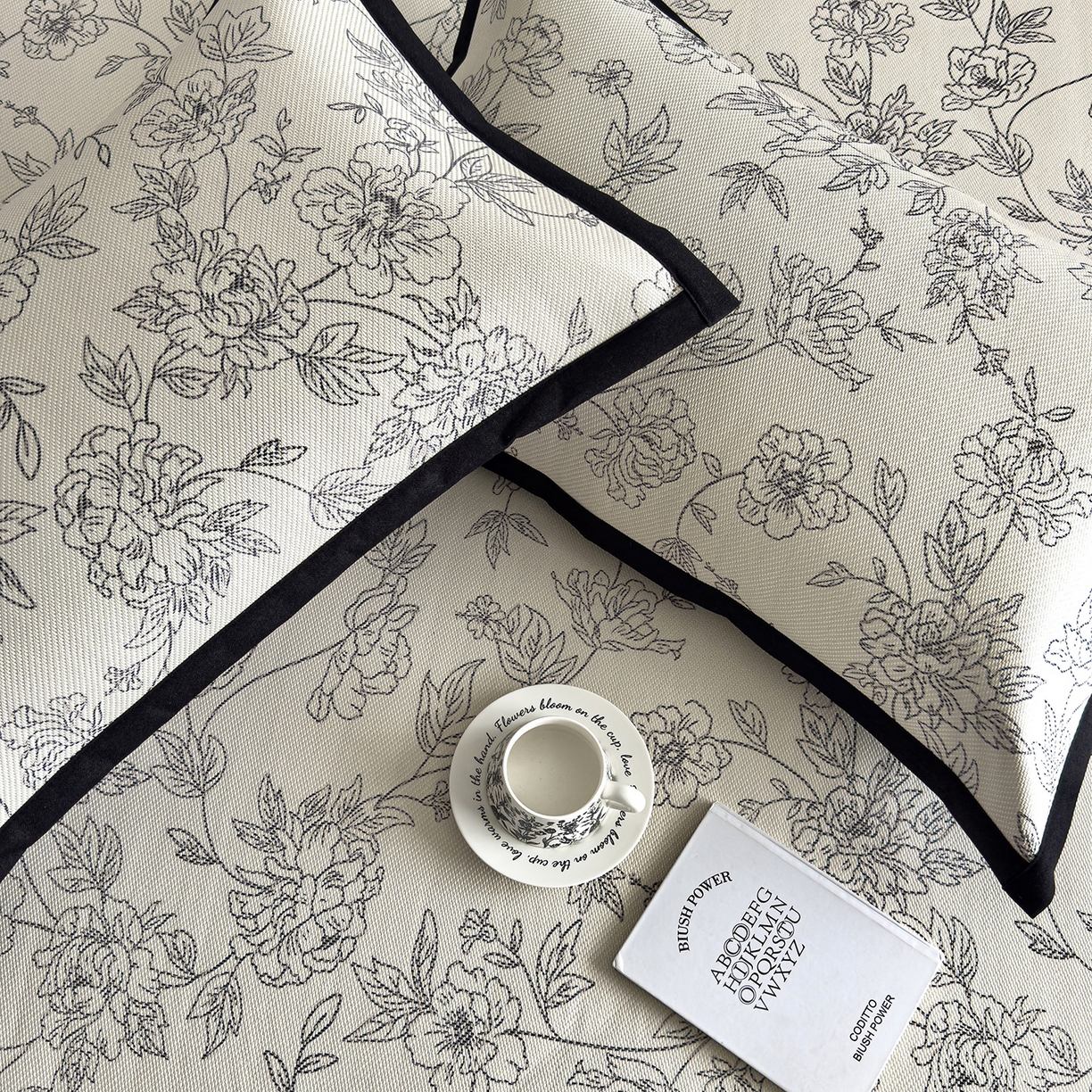 91家纺网 家纺一手货源 找家纺 圣比熊 2026新款高织密高品质印花冰藤凉席席子三件套 素描牡丹-床席款