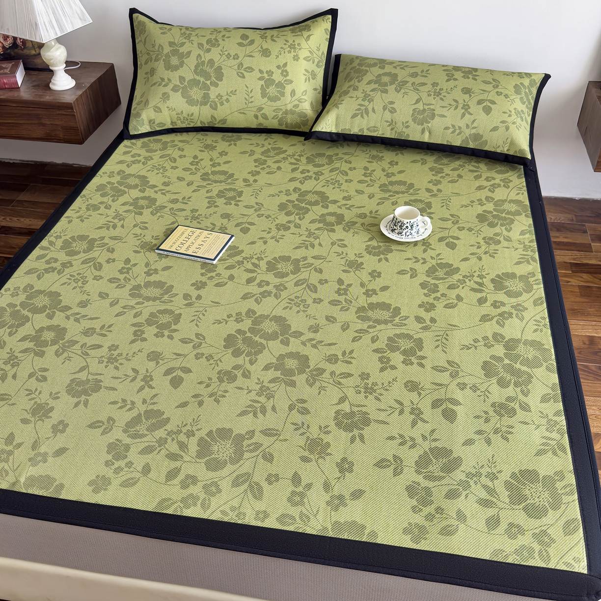 91家纺网 家纺一手货源 找家纺 圣比熊 2026新款高织密高品质印花冰藤凉席席子三件套 苔青花屿-床笠款