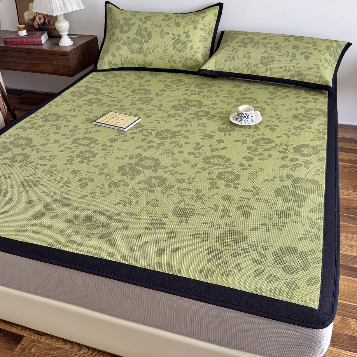 91家纺网 家纺一手货源 找家纺 圣比熊 2026新款高织密高品质印花冰藤凉席席子三件套 苔青花屿-床笠款