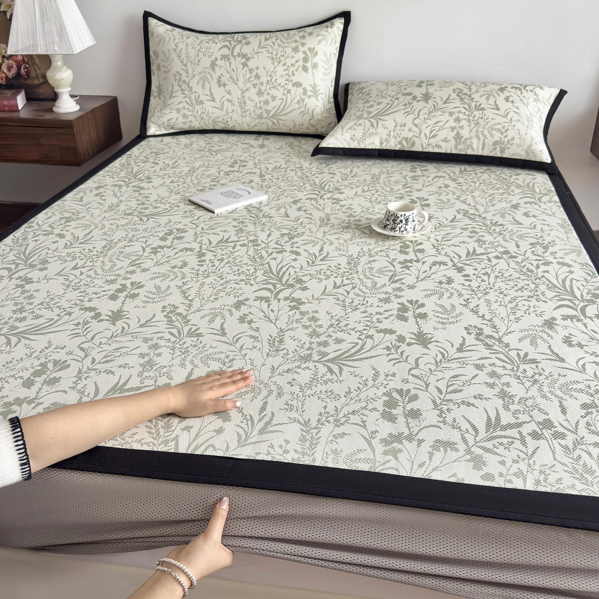 91家纺网 家纺一手货源 找家纺 圣比熊 2026新款高织密高品质印花冰藤凉席席子三件套 浅绿山野-床笠款