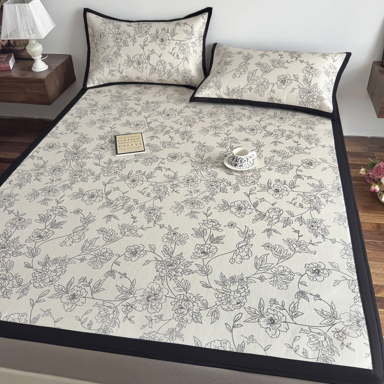 91家纺网 家纺一手货源 找家纺 圣比熊 2026新款高织密高品质印花冰藤凉席席子三件套 素描牡丹-床笠款