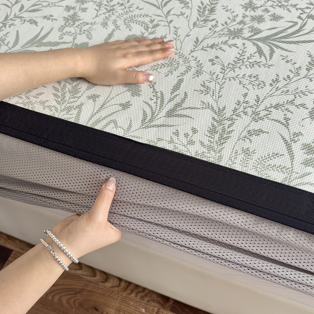 91家纺网 家纺一手货源 找家纺 圣比熊 2026新款高织密高品质印花冰藤凉席席子三件套 浅绿山野-床笠款