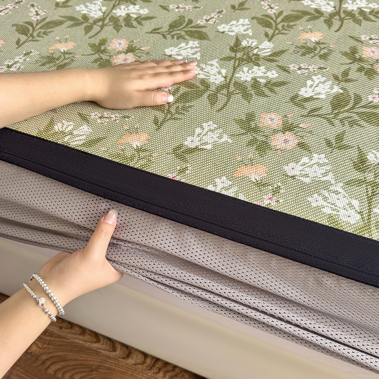 91家纺网 家纺一手货源 找家纺 圣比熊 2026新款高织密高品质印花冰藤凉席席子三件套 清醒小花-床笠款