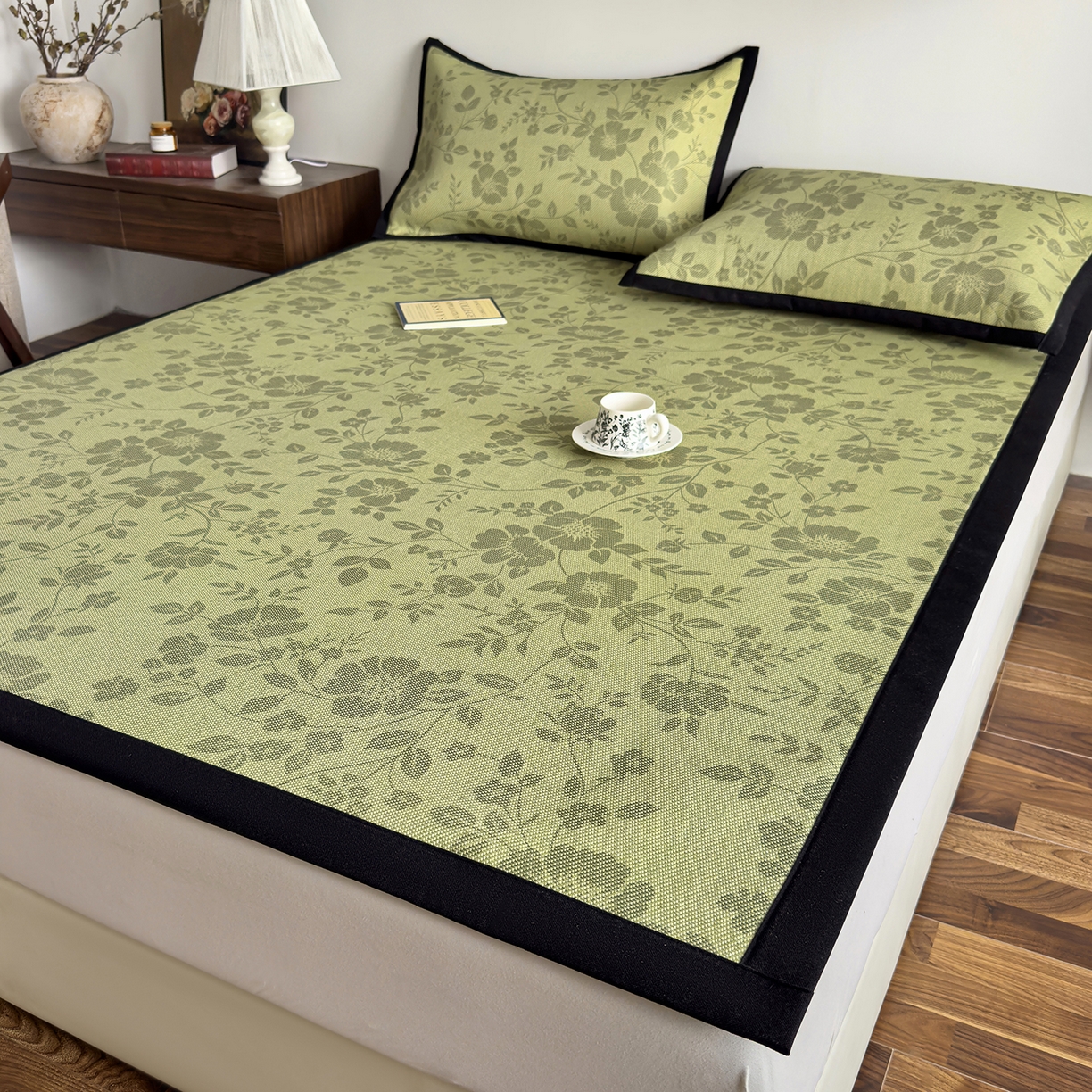 91家纺网 家纺一手货源 找家纺 圣比熊 2026新款高织密高品质印花冰藤凉席席子三件套 苔青花屿-床席款