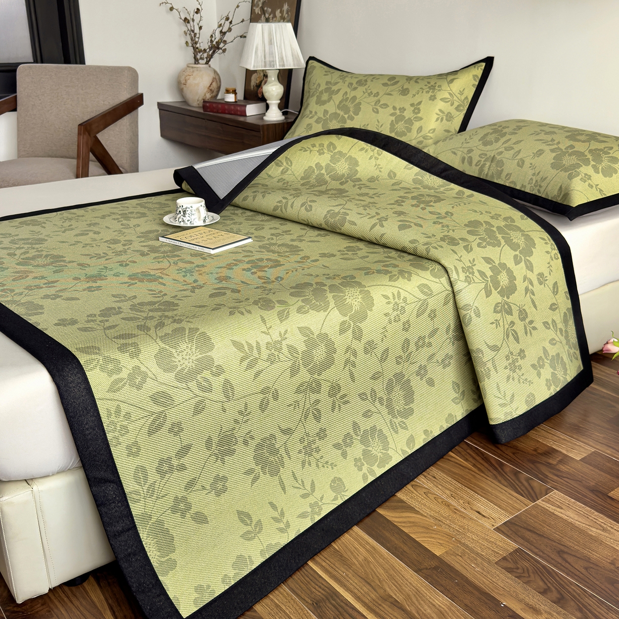 91家纺网 家纺一手货源 找家纺 圣比熊 2026新款高织密高品质印花冰藤凉席席子三件套 苔青花屿-床席款