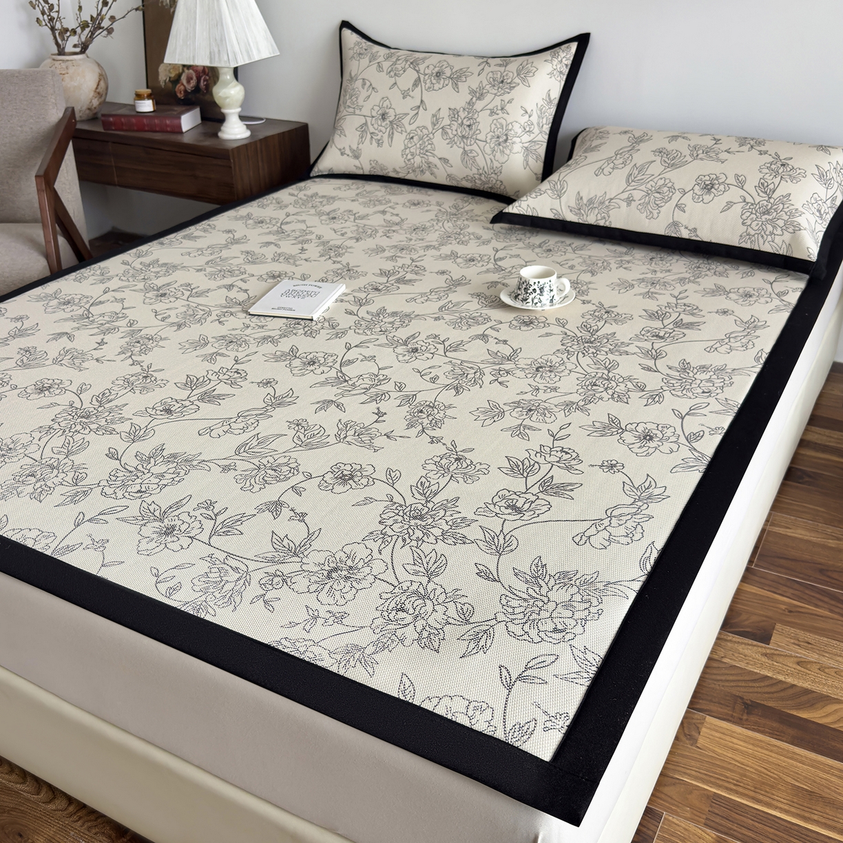 91家纺网 家纺一手货源 找家纺 圣比熊 2026新款高织密高品质印花冰藤凉席席子三件套 素描牡丹-床席款