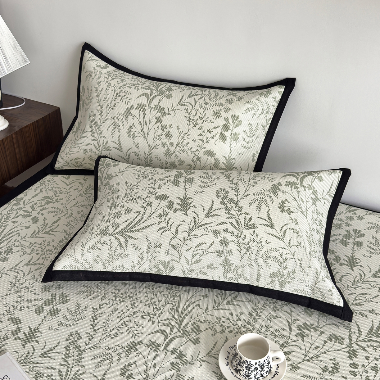 91家纺网 家纺一手货源 找家纺 圣比熊 2026新款高织密高品质印花冰藤凉席席子三件套 浅绿山野-床席款