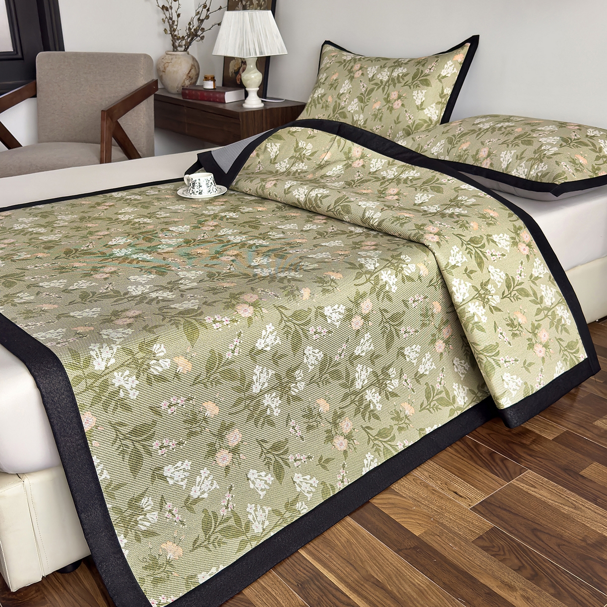 91家纺网 家纺一手货源 找家纺 圣比熊 2026新款高织密高品质印花冰藤凉席席子三件套 清醒小花-床席款