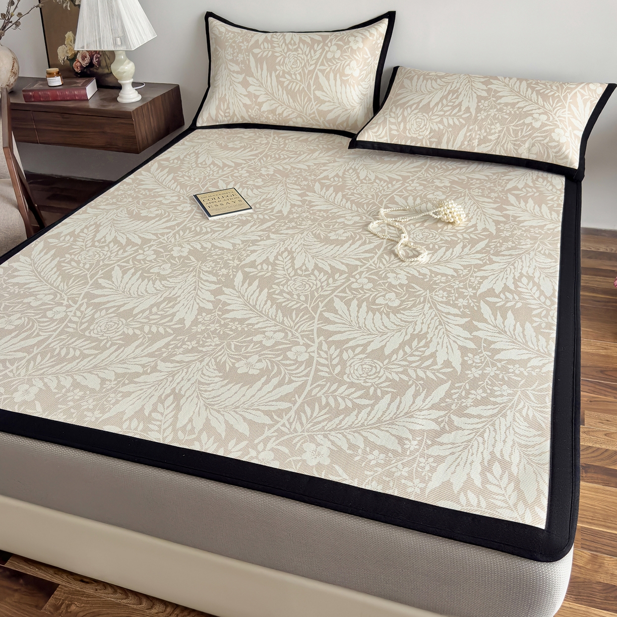 91家纺网 家纺一手货源 找家纺 圣比熊 2026新款高织密高品质印花冰藤凉席席子三件套 卡其叶纹-床笠款