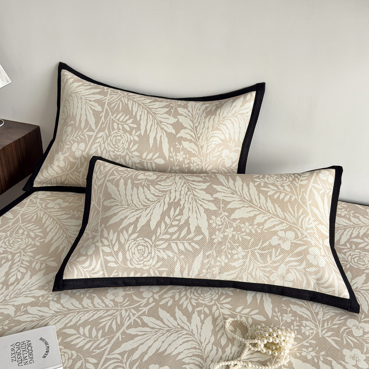 91家纺网 家纺一手货源 找家纺 圣比熊 2026新款高织密高品质印花冰藤凉席席子三件套 卡其叶纹-床席款