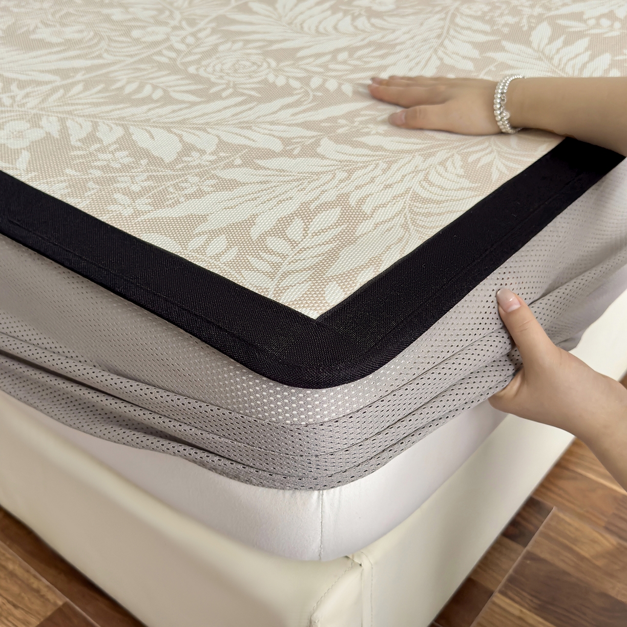 91家纺网 家纺一手货源 找家纺 圣比熊 2026新款高织密高品质印花冰藤凉席席子三件套 卡其叶纹-床笠款