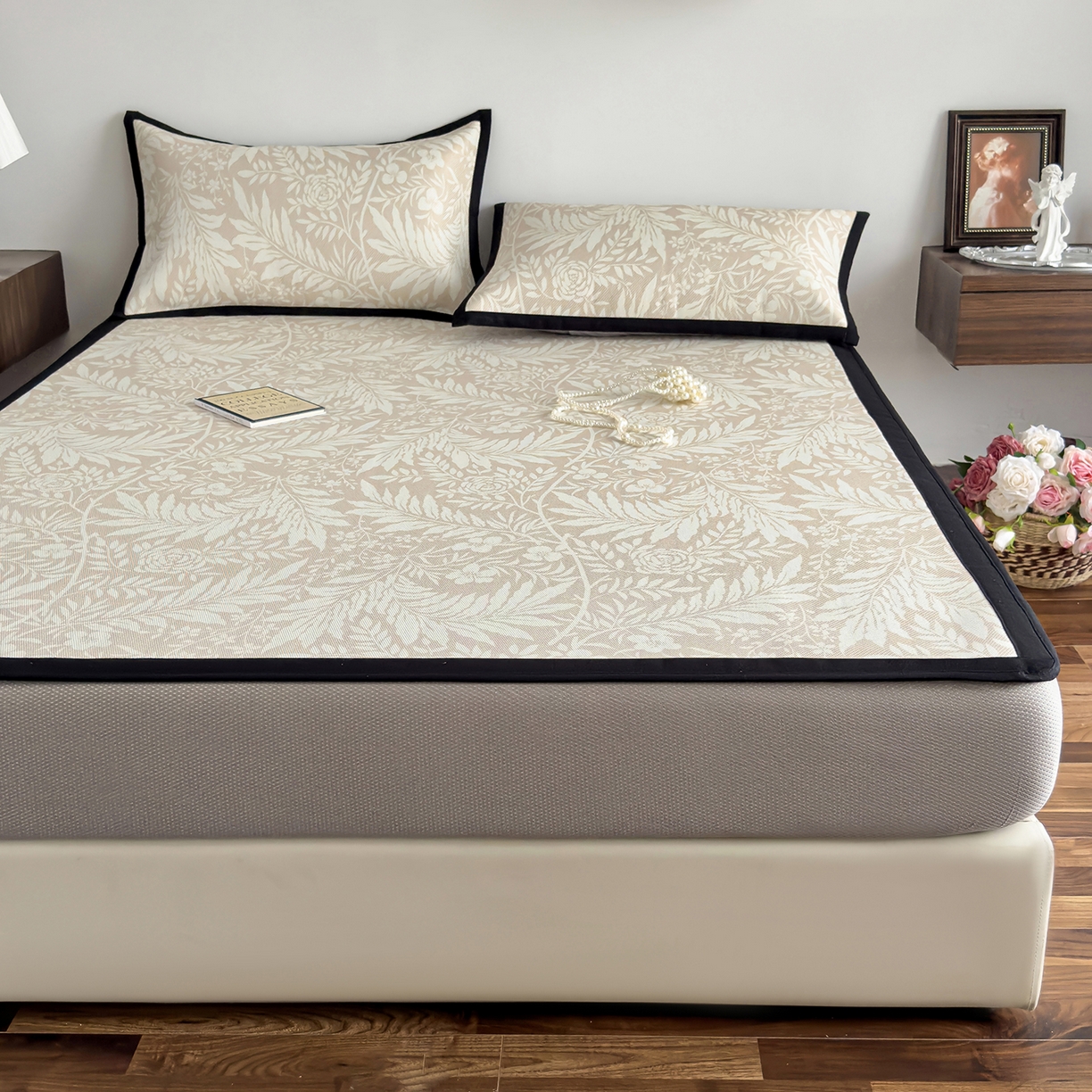 91家纺网 家纺一手货源 找家纺 圣比熊 2026新款高织密高品质印花冰藤凉席席子三件套 卡其叶纹-床笠款