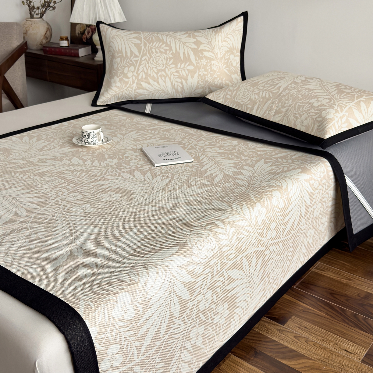 91家纺网 家纺一手货源 找家纺 圣比熊 2026新款高织密高品质印花冰藤凉席席子三件套 卡其叶纹-床席款