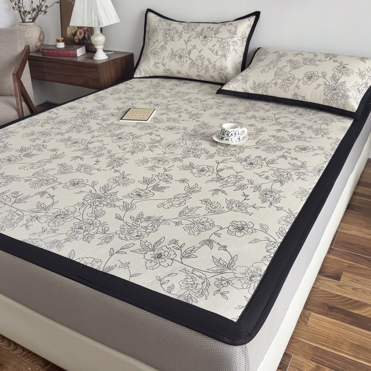 91家纺网 家纺一手货源 找家纺 圣比熊 2026新款高织密高品质印花冰藤凉席席子三件套 素描牡丹-床笠款