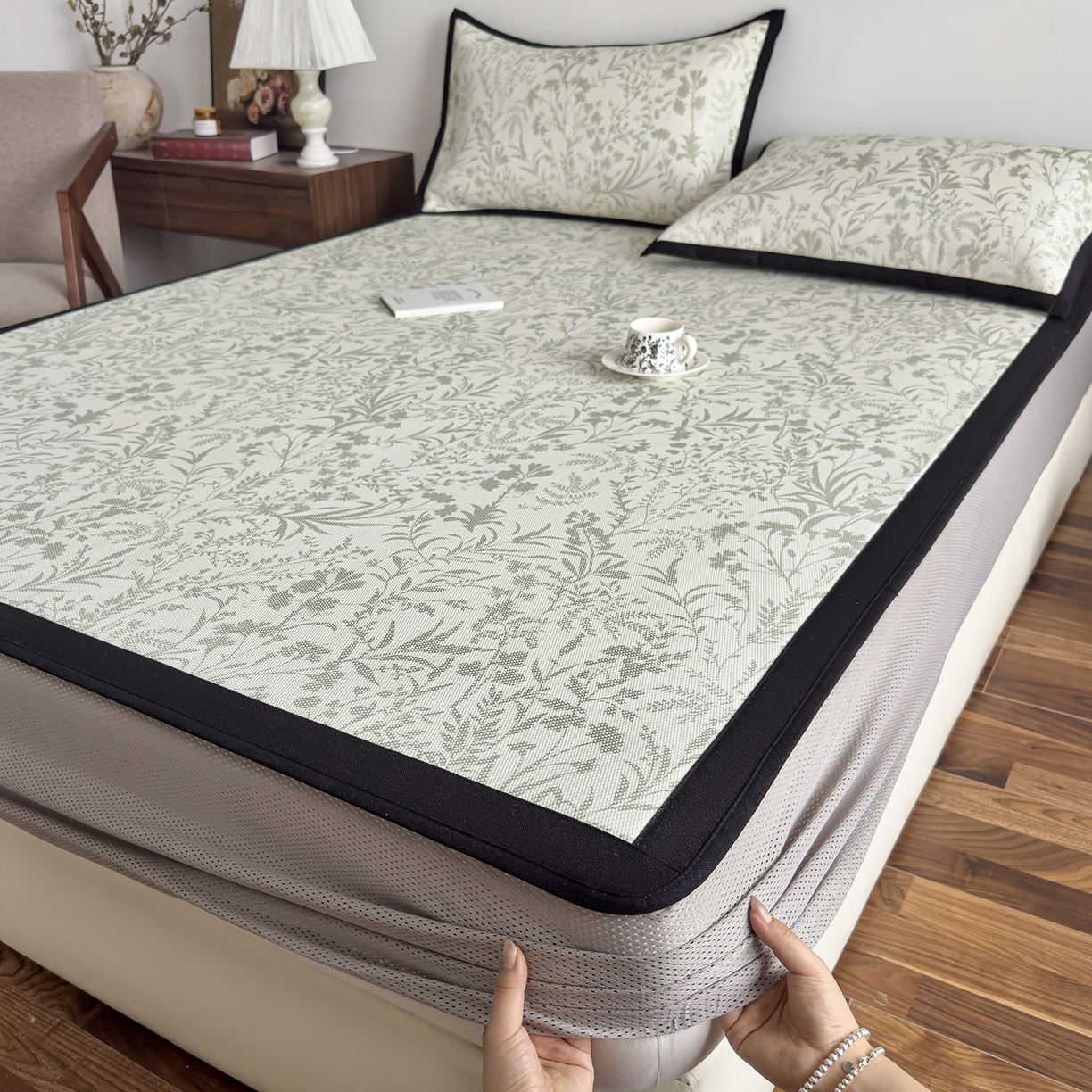 91家纺网 家纺一手货源 找家纺 圣比熊 2026新款高织密高品质印花冰藤凉席席子三件套 浅绿山野-床笠款