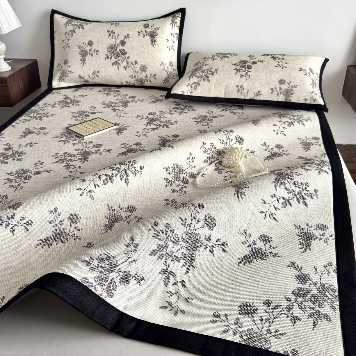 91家纺网 家纺一手货源 找家纺 圣比熊 2026新款高织密高品质印花冰藤凉席席子三件套 复古玫瑰-床席款