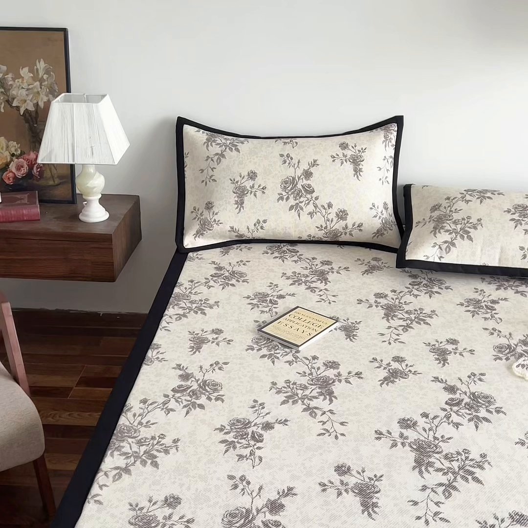 91家纺网 家纺一手货源 找家纺 圣比熊 2026新款高织密高品质印花冰藤凉席席子三件套 复古玫瑰-床席款