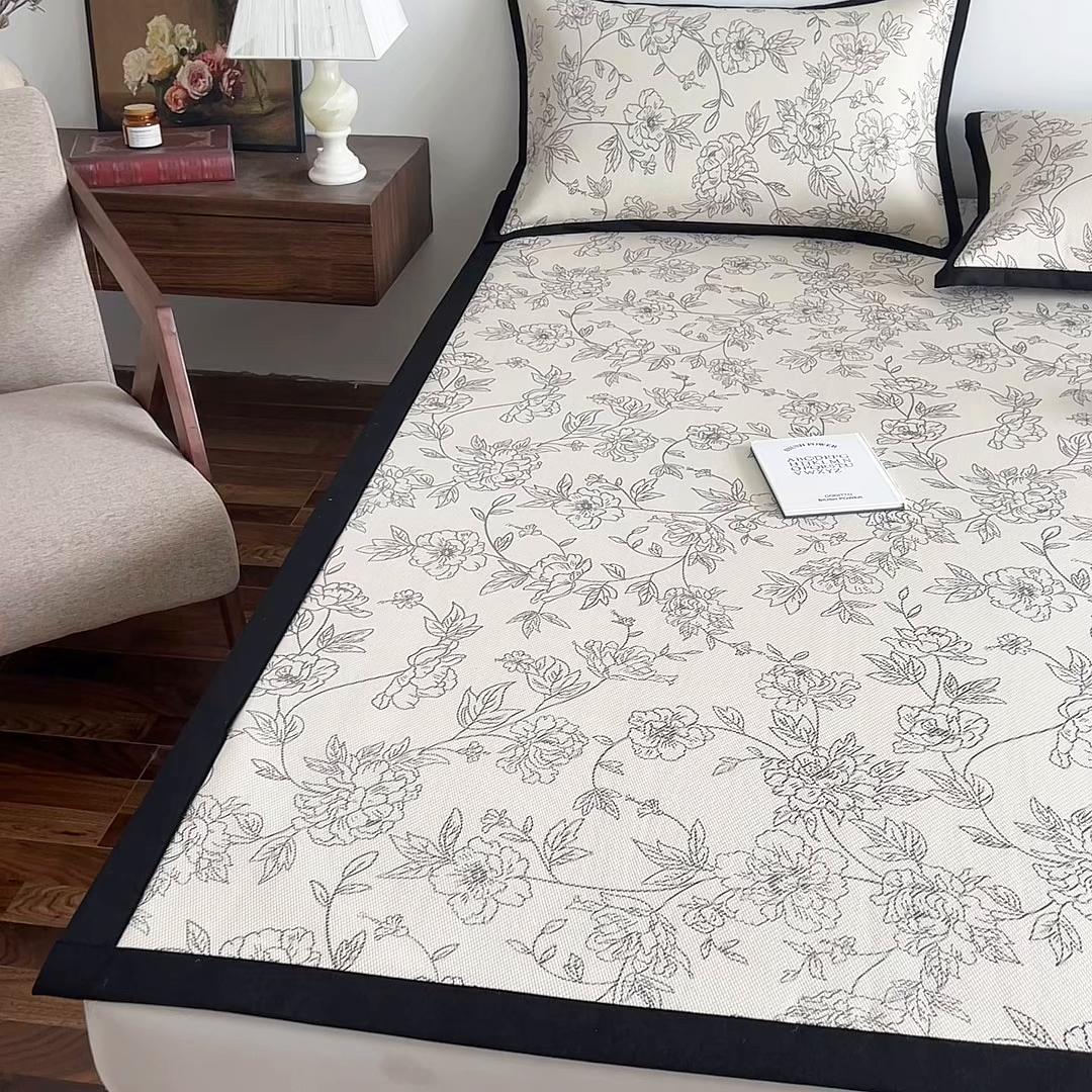 91家纺网 家纺一手货源 找家纺 圣比熊 2026新款高织密高品质印花冰藤凉席席子三件套 素描牡丹-床席款