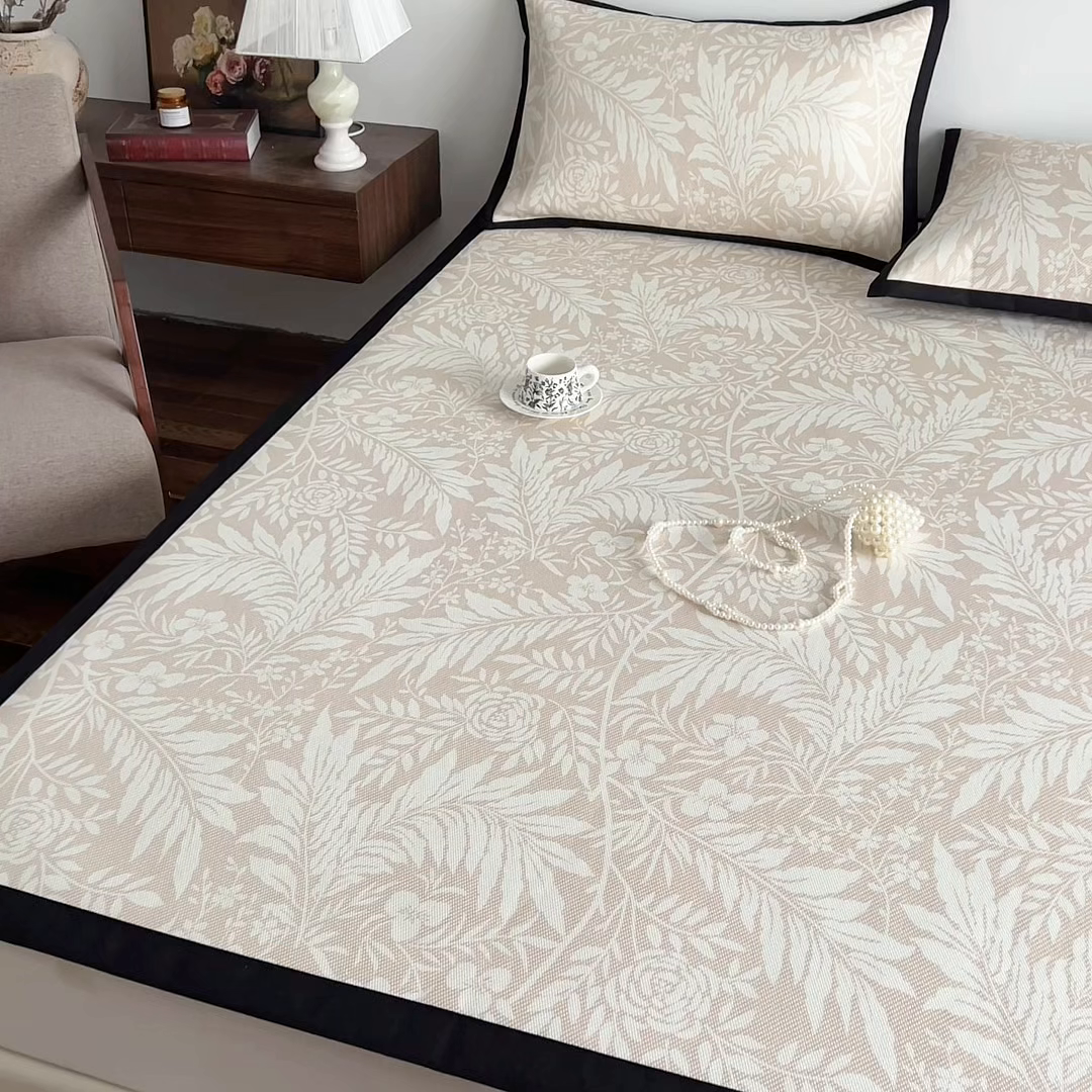 91家纺网 家纺一手货源 找家纺 圣比熊 2026新款高织密高品质印花冰藤凉席席子三件套 卡其叶纹-床席款