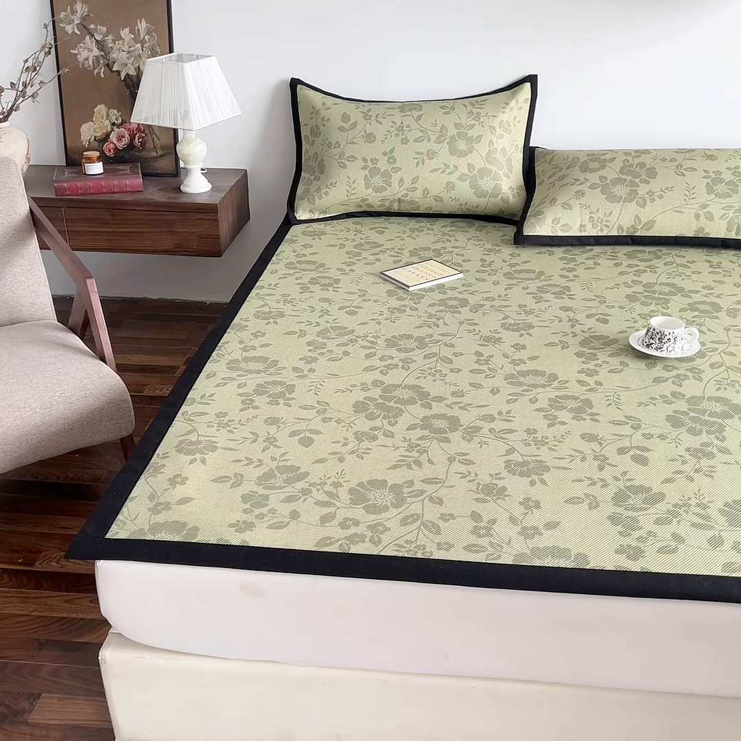 91家纺网 家纺一手货源 找家纺 圣比熊 2026新款高织密高品质印花冰藤凉席席子三件套 苔青花屿-床席款