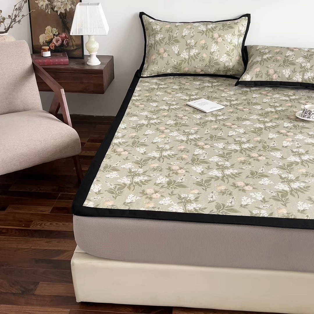 91家纺网 家纺一手货源 找家纺 圣比熊 2026新款高织密高品质印花冰藤凉席席子三件套 清醒小花-床笠款