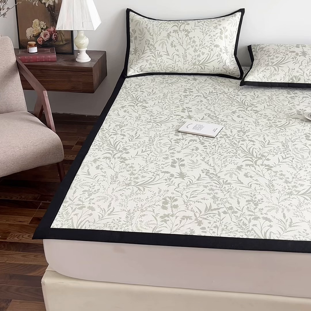 91家纺网 家纺一手货源 找家纺 圣比熊 2026新款高织密高品质印花冰藤凉席席子三件套 浅绿山野-床席款