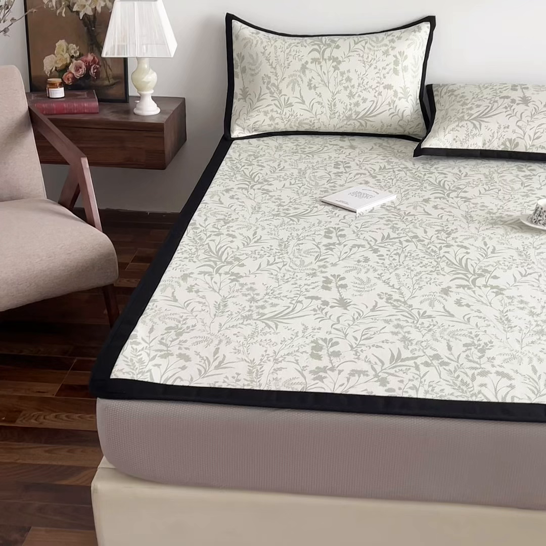 91家纺网 家纺一手货源 找家纺 圣比熊 2026新款高织密高品质印花冰藤凉席席子三件套 浅绿山野-床笠款