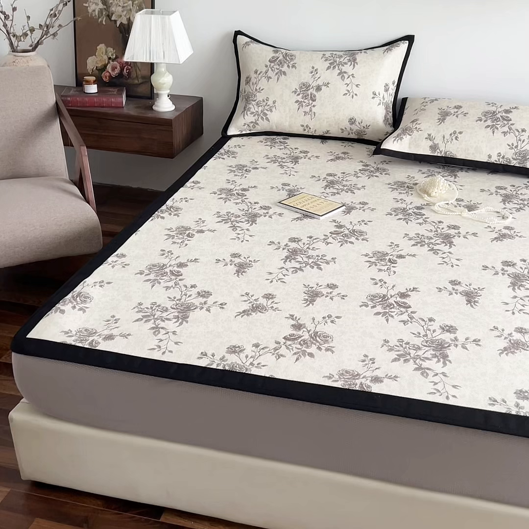 91家纺网 家纺一手货源 找家纺 圣比熊 2026新款高织密高品质印花冰藤凉席席子三件套 复古玫瑰-床笠款