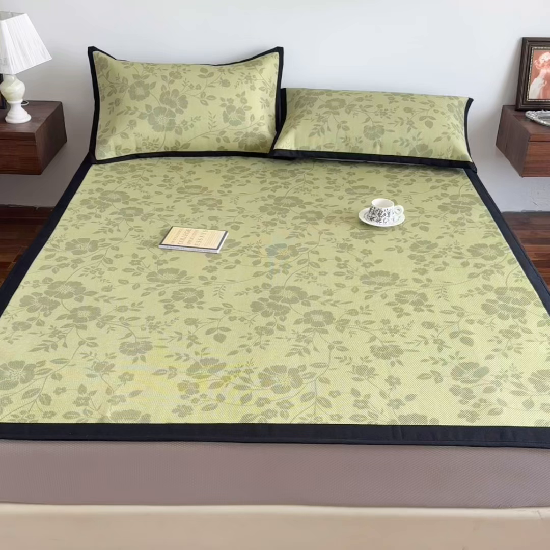 91家纺网 家纺一手货源 找家纺 圣比熊 2026新款高织密高品质印花冰藤凉席席子三件套 苔青花屿-床笠款