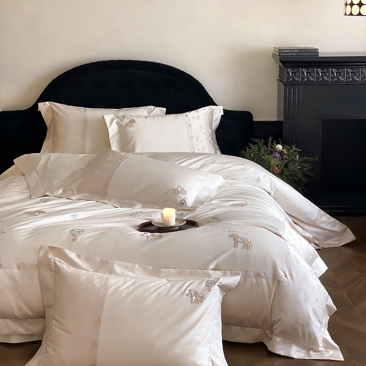 91家纺网 家纺一手货源 找家纺 太古汇家居 2026新款高精密拼接+绣花四件套-“甜心小马”系列 甜心小马-香槟米