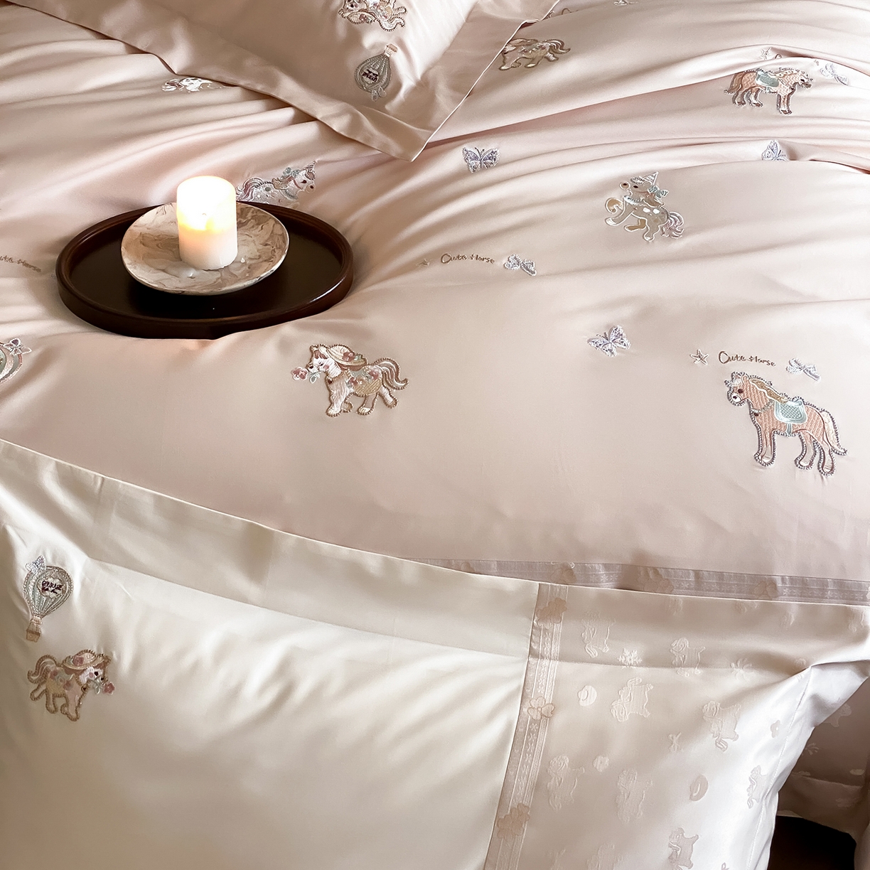 91家纺网 家纺一手货源 找家纺 （总）太古汇家居 2026新款高精密拼接+绣花四件套-“甜心小马”系列