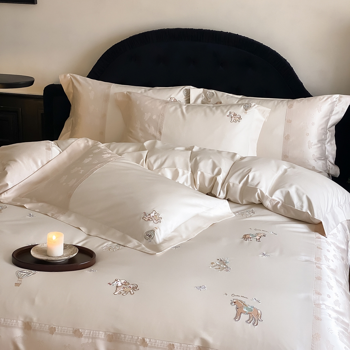 91家纺网 家纺一手货源 找家纺 太古汇家居 2026新款高精密拼接+绣花四件套-“甜心小马”系列 甜心小马-香槟米